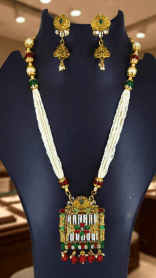 Kundan gold-plated pendant adorned with intricate moti necklace set